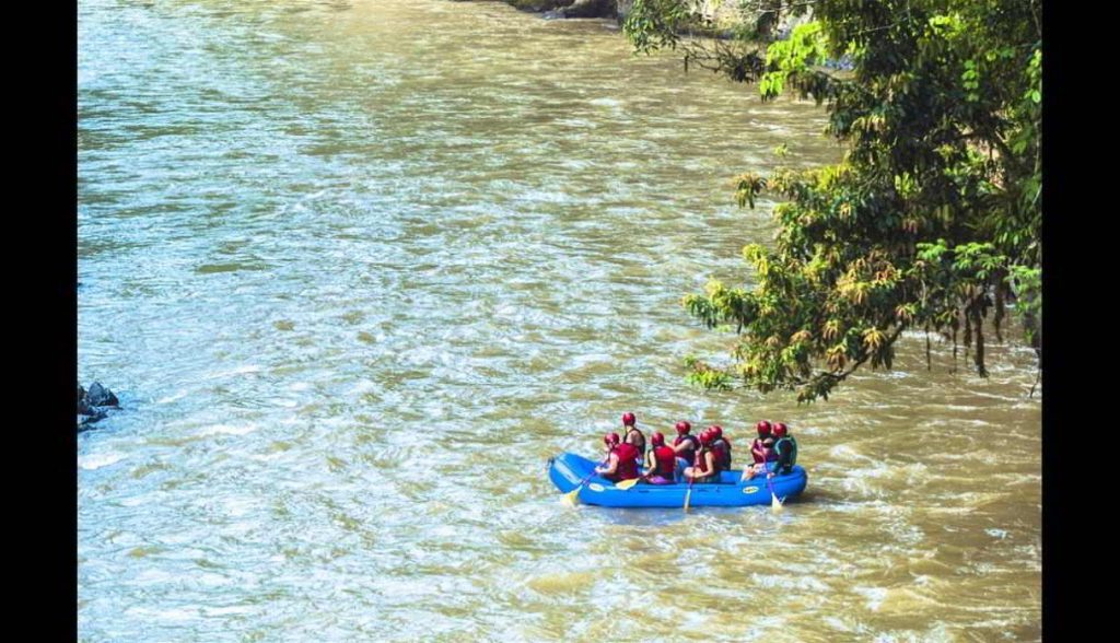  Turistas realizando Canopy y deportes de aventura en Oxapampa.