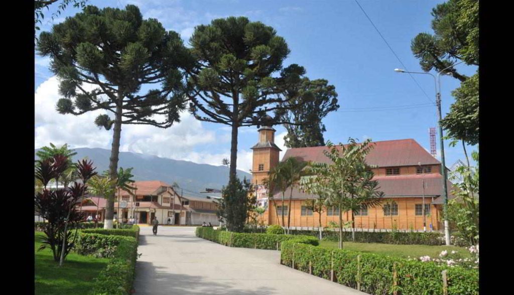 Plaza de Armas de Oxapampa y Obelisco central.